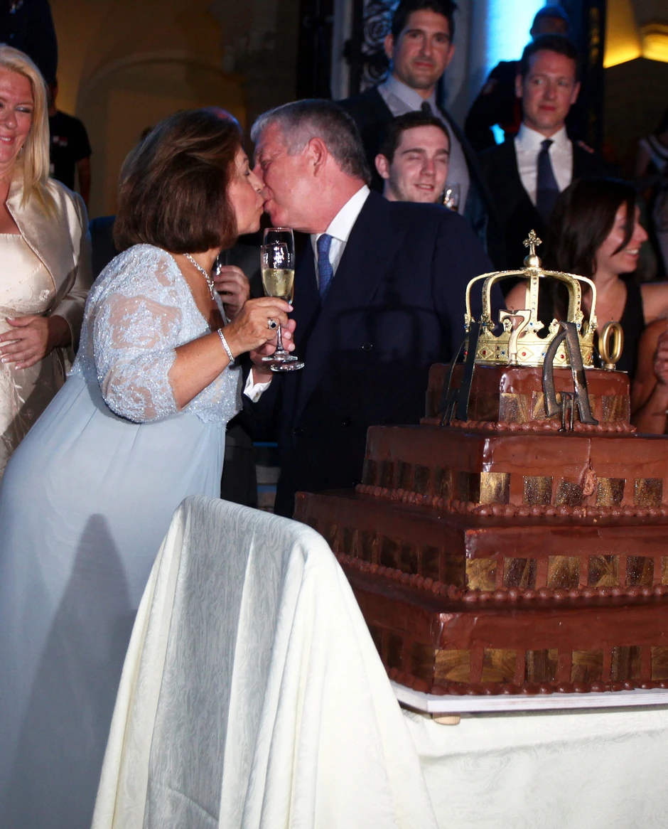Poljubac: Katarina i Aleksandar nazdravljaju pored kraljevske torte