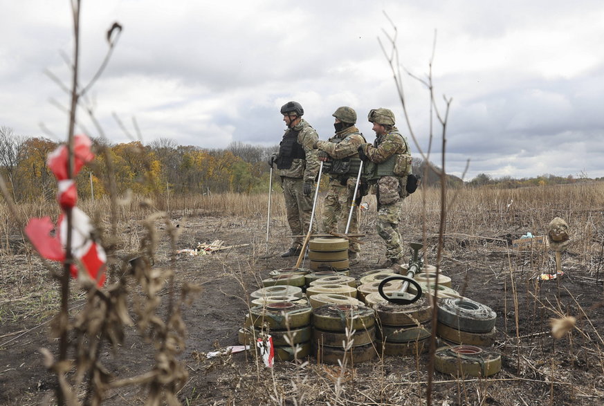Jednostka wojskowa rozminowuje terytorium w pobliżu Charkowa, 24 października 2023 r.