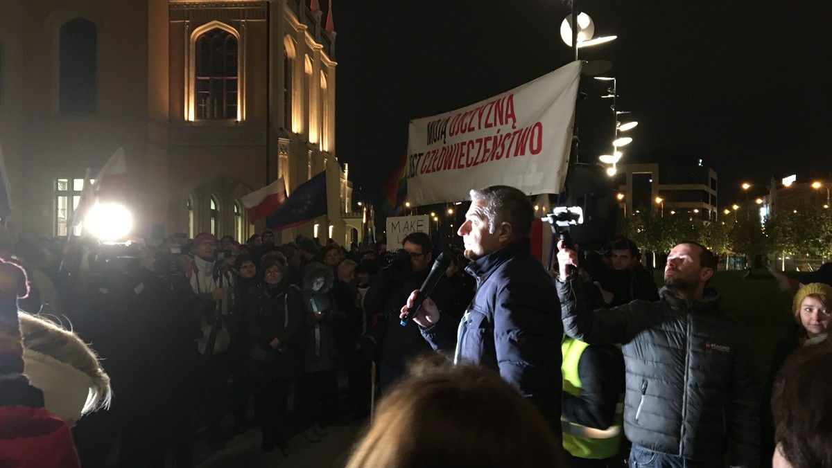 Kilkaset osób wzięło udział w demonstracji "Wrocław przeciwko faszyzmowi", która wieczorem odbyła się na placu przed Dworcem Głównym PKP. Jak podkreślili organizatorzy wydarzenia – była to odpowiedź na marsz narodowców, który 11 listopada przeszedł przez centrum miasta. Na czele pochodu stanęli wówczas Piotr Rybak i były duchowny Jacek Międlar.