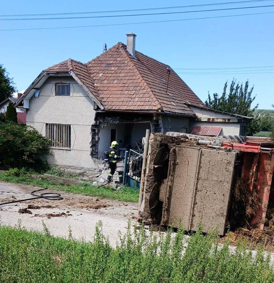 Traktor vo Veľkých Uherciach zdemoloval časť neobývaného rodinného domu.