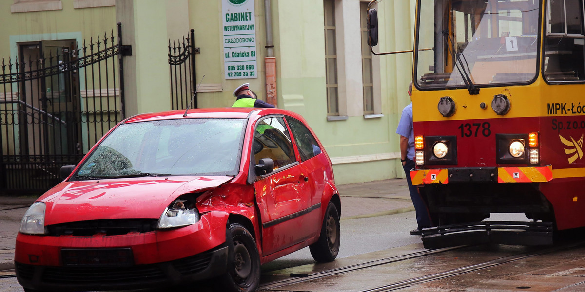 Kolizja na Gdańskiej. Osobówka zderzyła się z tramwajem 