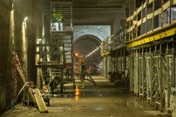 Budowa drugiej linii metra w Warszawie na ostatniej prostej. Trwają prace przy uszczelnianiu tuneli [ZDJĘCIA]