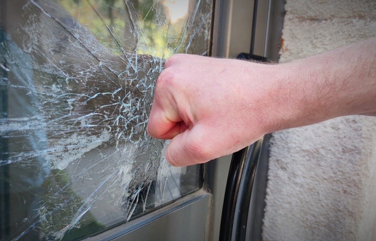 zbita szyba, włamanie, włamywacz