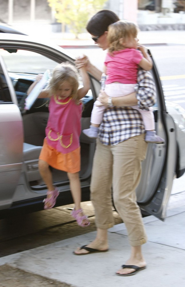 Jennifer Garner z córkami: Violet Anne (5 l.) i Seraphiną Rose ( 2 l.) w Los Angeles.