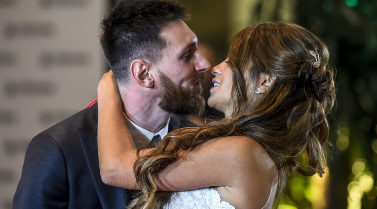 Lionel Messi elvette két gyermeke anyját, Antonella 
Roccuzzót /Fotó: AFP