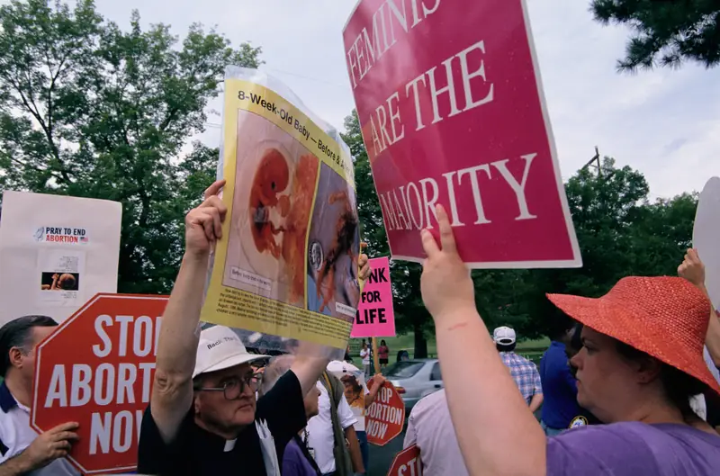 Aktywiści z organizacji chrześcijańskiej Operation Rescue protestują pod kliniką aborcyjną / Greg Smith, Getty Images