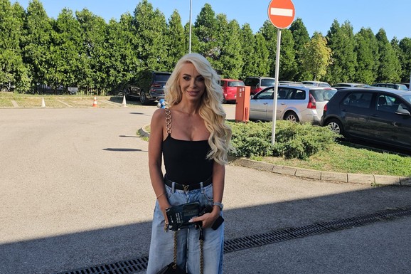 ŠLIC DO KUKA, PREKO GRUDI TRAKE Smelo izdanje Bojane Lazić, pozirala u haljini bez donjeg veša (Foto)