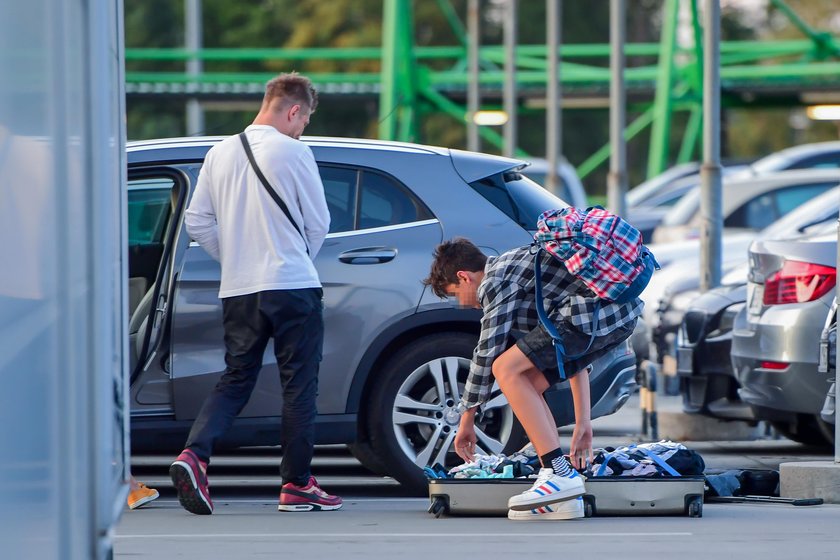 Adam Sztaba z rodziną na lotnisku