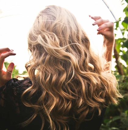 Ob man seine Haare lieber offen, oder als Pferdeschwanz trägt und sogar auf welcher Seite der Scheitel liegt, kann einiges über den Charakter verraten.