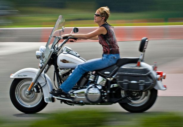 Kobieta jedzie na swoim Harleyu