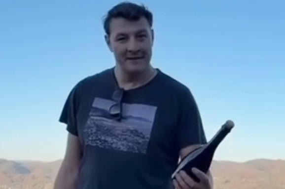 GLUMAC NASLEDIO DVORAC VAN BEOGRADA  Pokrenuo proizvodnju rakije, posadio i novi šljivik: "Preci su se time bavili"