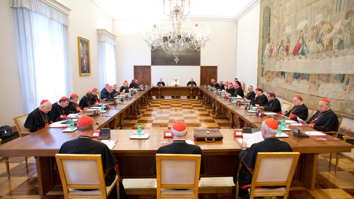 Papież Franciszek spotkał się z 30 szefami wszystkich najważniejszych watykańskich urzędów, rad i kongregacji. Watykan poinformował, że podczas trzygodzinnej narady papież wysłuchał opinii, uwag i rad swych współpracowników.