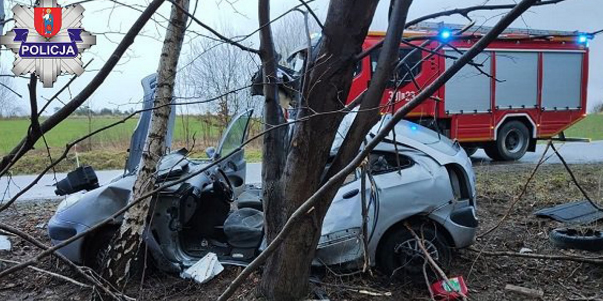 Tragiczny wypadek w miejscowości Zrąb na Lubelszczyźnie. Trzy osoby trafiły do szpitala. Jedna z nich zmarła.
