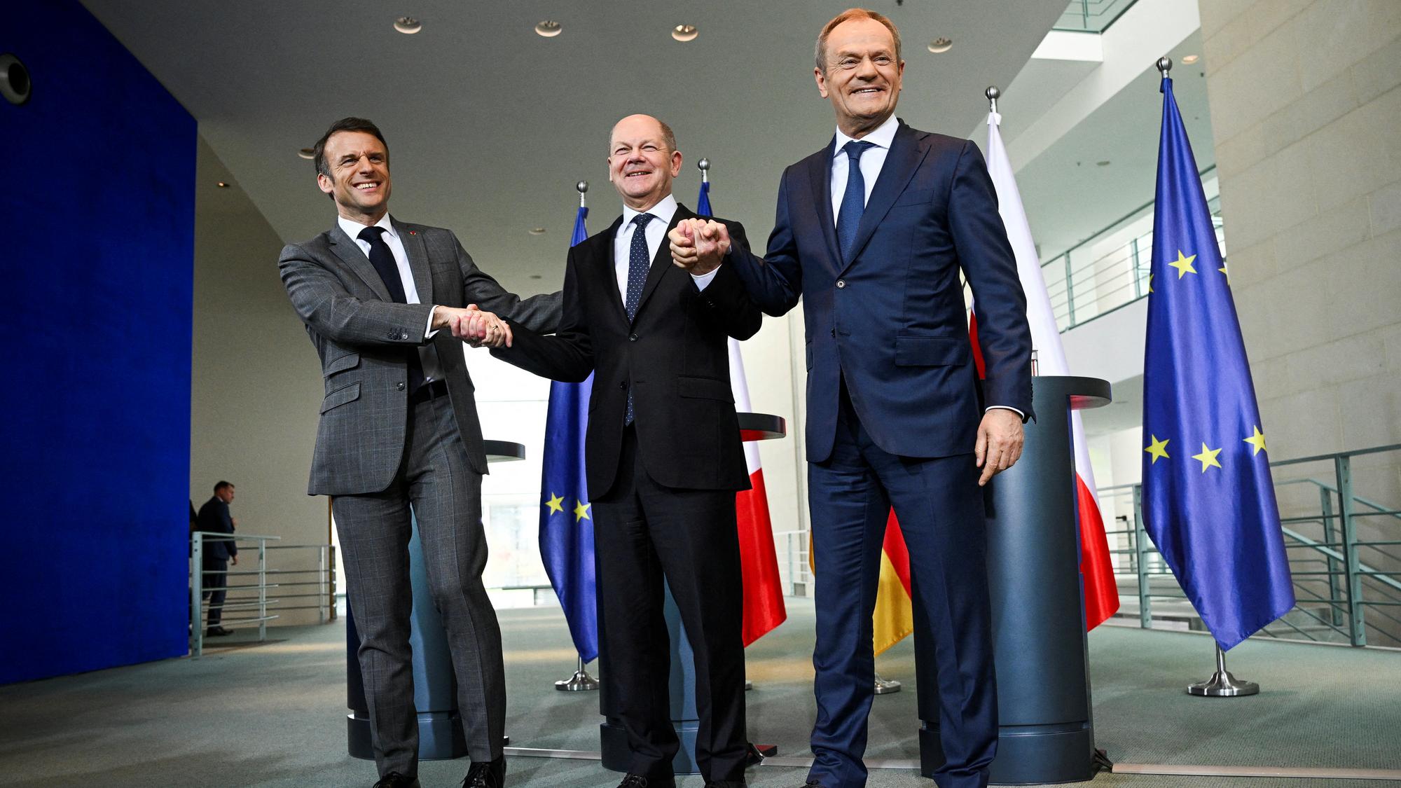 Francúzsky prezident Emmanuel Macron, nemecký kancelár Olaf Scholz a poľský premiér Donald Tusk