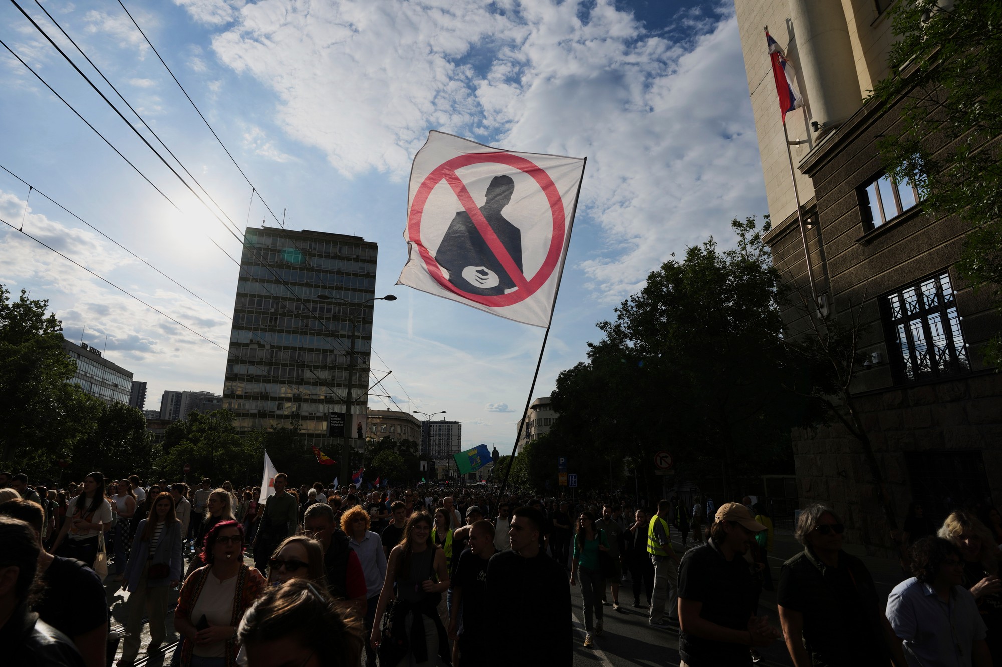 Tisíce ľudí v Srbsku chce predčasné voľby. 