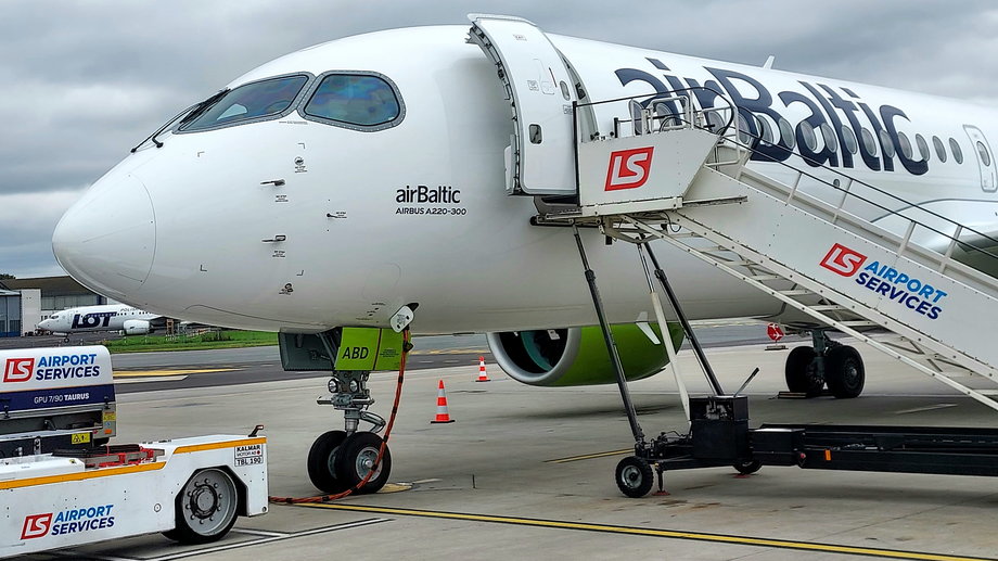 Airbus A220-300 ma 38,7 m długości i 35,1 m rozpiętości skrzydeł. Prędkość przelotowa to 871 km/h, a zasięg 4575 km. 