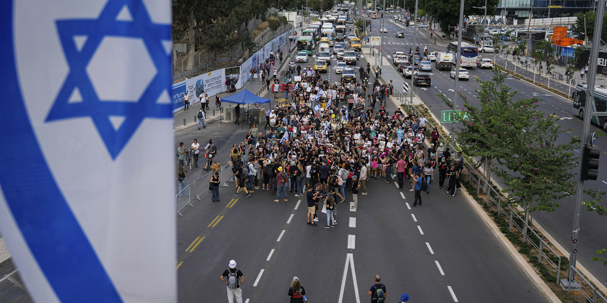 Marsz rodzin osób zaatakowanych przez Hamas.