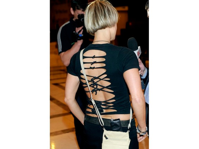 ... z tyłu zasznurowany negliż