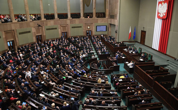 Posłowie zdecydowali m.in. o zmianach dla przedsiębiorców, kierowców czy ratowników medycznych.