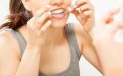 Wybielanie zębów w domu – fakty i mity