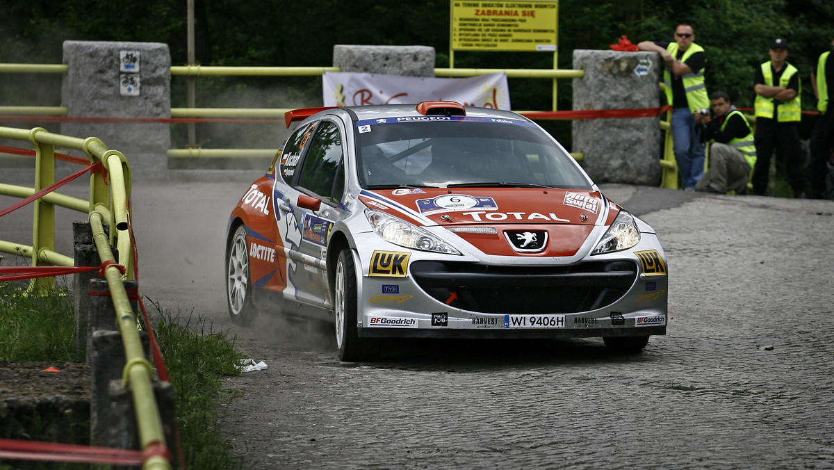 Tomasz Kuchar jadący Peugeotem 207 S2000, po rozegraniu trzech pierwszych odcinków specjalnych, jest liderem rozgrywanego w okolicach Świdnicy 38. Rajdu Elmot, pierwszej w sezonie 2010 eliminacji mistrzostw Polski.