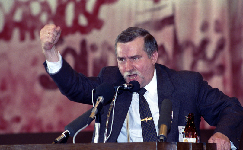 Na zdjęciu archiwalnym z kwietnia 1990 roku wystąpienie Lecha Wałęsy ponownie wybranego na przewodniczącego Związku, podczas II Krajowego Zjazdu Delegatów NSZZ Solidarność w hali widowiskowo-sportowej Olivia w Gdańsku