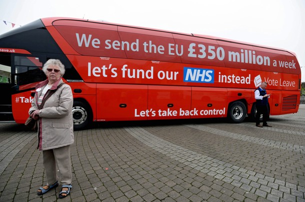 Kampanijny autobus ze słynnych hasłem Wysyłamy UE 350 mln funtów tygodniowo, przeznaczmy je na naszą NHS, zachęcającym do głosowania za brexitem