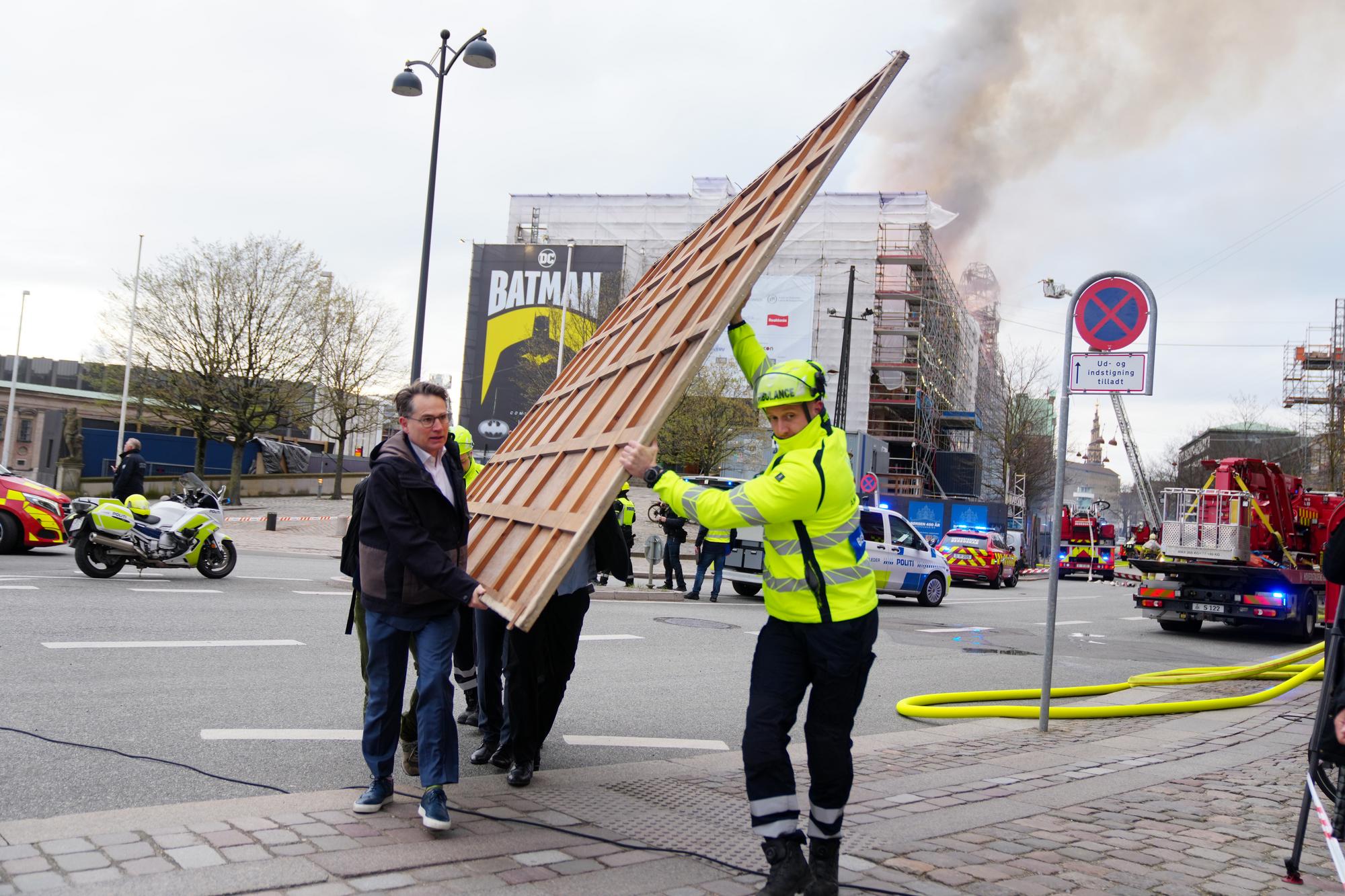 Hasiči zasahujú pri požiari historickej budovy burzy v centre dánskej metropoly Kodaň.