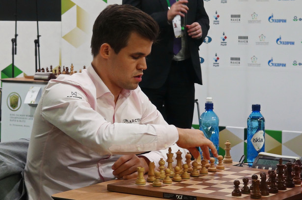 Magnus Carlsen przekazał na licytację marynarkę. Zdobył w niej mistrzostwo świata