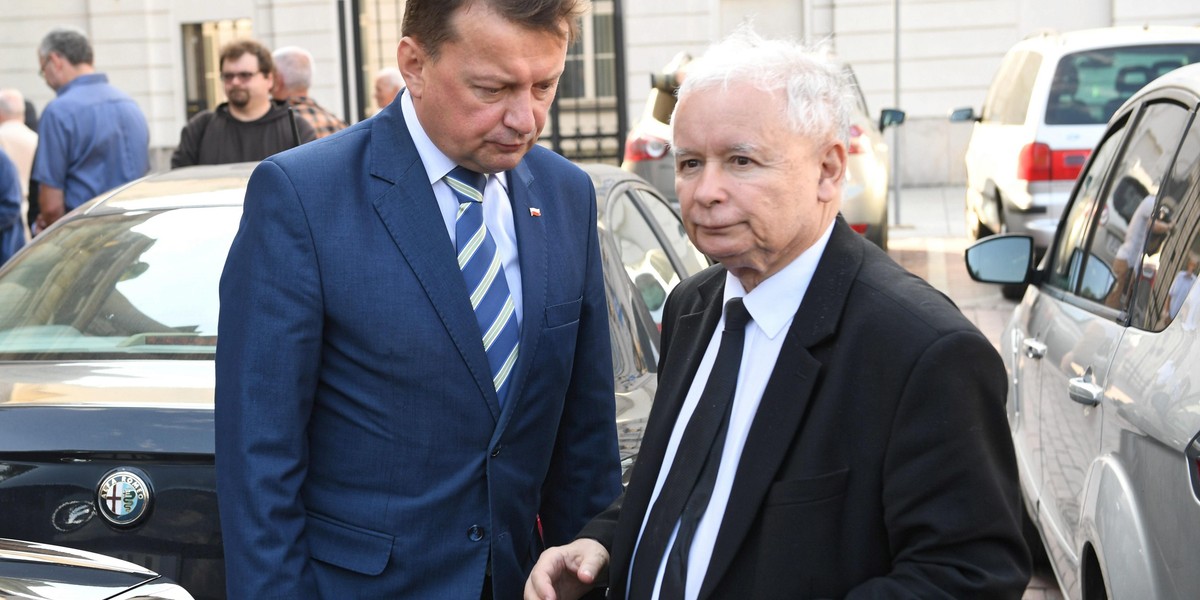 Kaczyński kiwnął na Błaszczaka i wszystko jasne. Tu nie trzeba słów