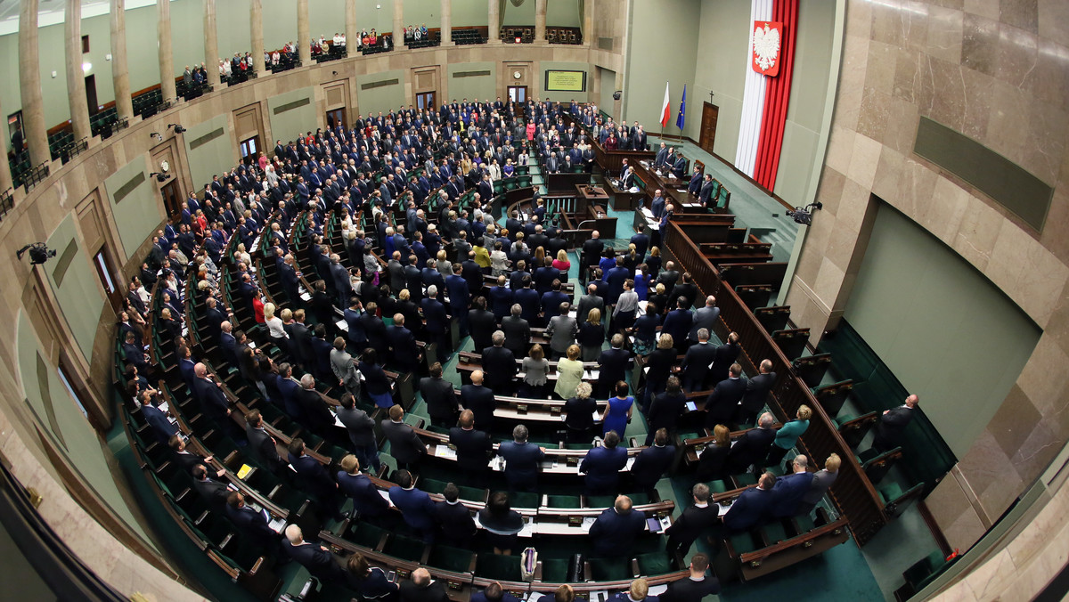 Będą zmiany w Instytucie Pamięci Narodowej. Sejm uchwalił dziś nowelizację ustawy o instytucie, która wprowadza m.in. zmiany w trybie wyboru prezesa IPN. Za zmianą głosowało 267 posłów, przeciw 174, a czterech wstrzymało się od głosu. Projekt poparły kluby PiS i Kukiz'15.