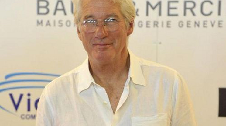 Fiatal nő miatt válik Richard Gere