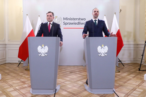 Minister sprawiedliwości, prokurator generalny Zbigniew Ziobro (L) oraz wiceminister rolnictwa i rozwoju wsi Janusz Kowalski (P)