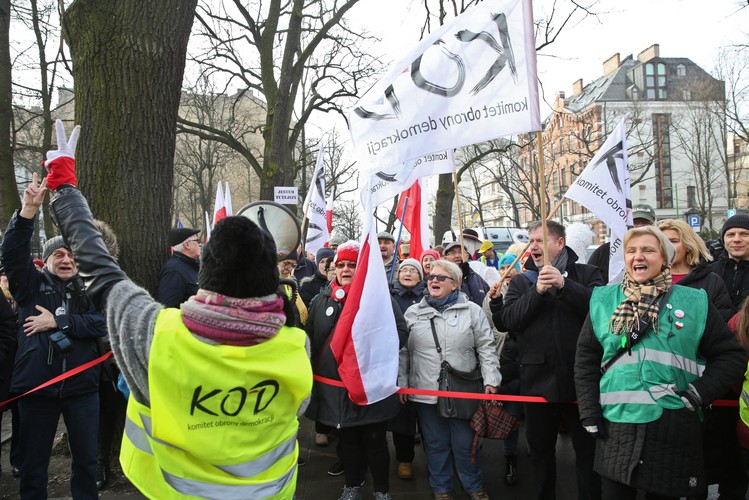 Demonstracja KOD przed budynkiem Trybunału Konstytucyjnego