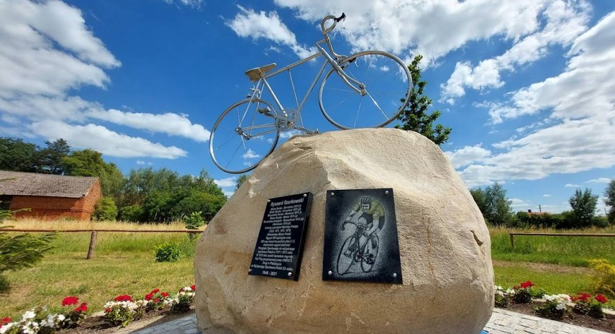 Skwer Ryszarda Szurkowskiego w rodzinnym Świebodowie, przy głównej drodze prowadzącej przez wieś. 