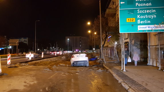 Kierujący skodą wjechał do wykopu w centrum Gorzowa 