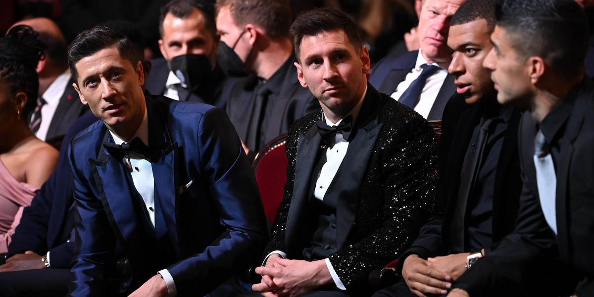 W 2021 to Leo Messi (w środku) wygrał Złotą Piłkę kosztem Roberta Lewandowskiego