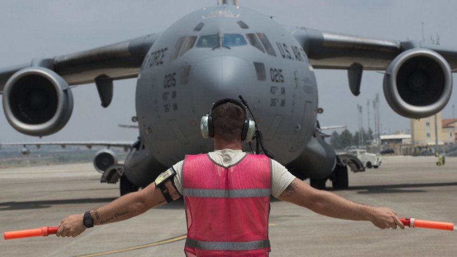 Amerykański samolot transportowy C-17 ląduje w bazie w Incirlik (2016 r.)