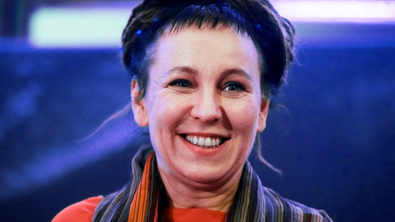 Olga Tokarczuk przekazuje replikę medalu noblowskiego dla ...