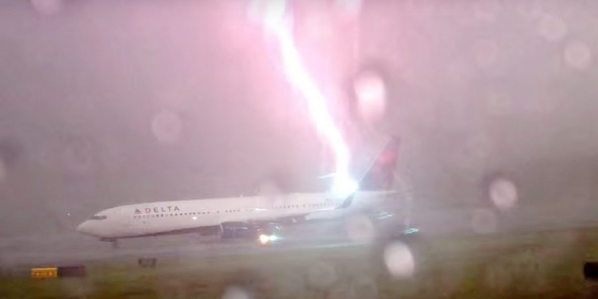 Piorun uderzyl w samolot DELTA