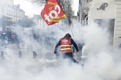 Zamieszki we Francji. Protestujący przeciwko podwyższeniu emerytur zaatakowali centrum finansowe