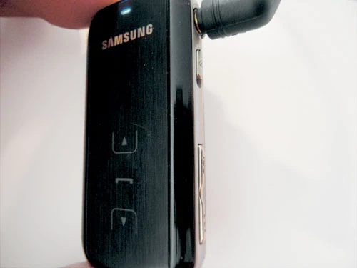 Aby w Samsungu SBH650 aktywować tryb kojarzenia (pierwszego połączenia z telefonem), trzeba przytrzymać przycisk ze słuchawką i jednocześnie przesunąć włącznik w górę. To niezbyt wygodne