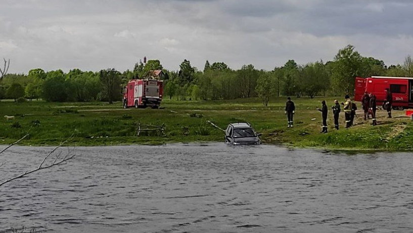 Samochód wyciągany z Bugu