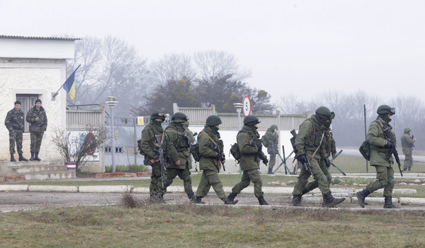 Żołnierze - najprawdopodobniej rosyjscy - na Krymie. Fot. EPA/MAXIM SHIPENKOV/PAP/EPA