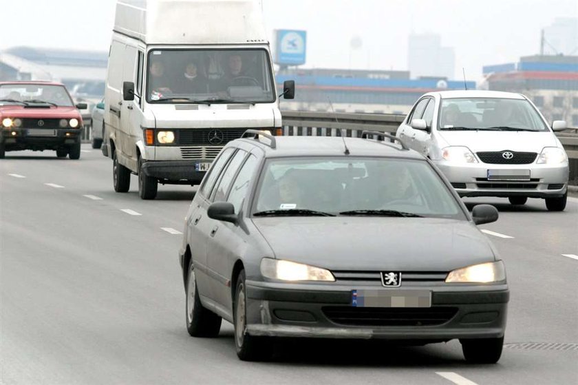 W dzień nadal trzeba jeździć na światłach