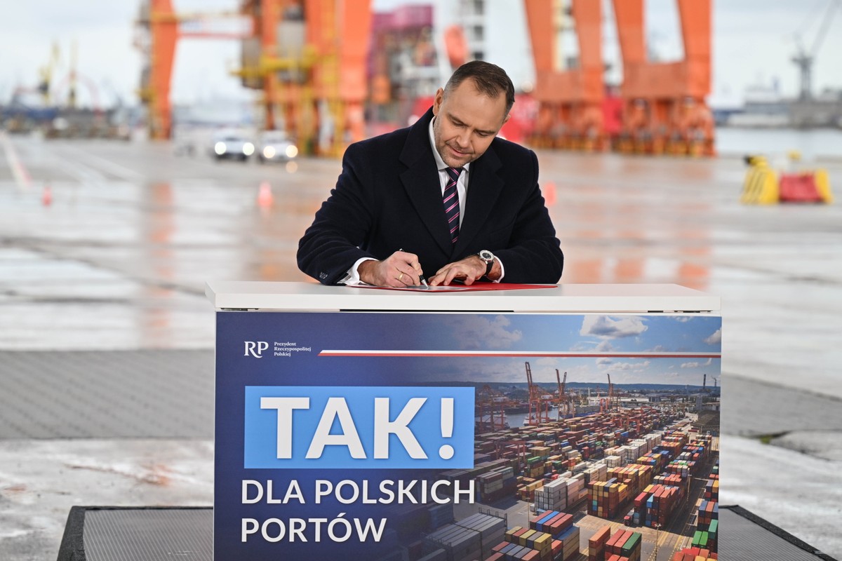 Prezydent Karol Nawrocki podczas wizyty w BCT-Bałtyckim Terminalu Kontenerowym w Gdyni