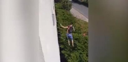 Na kwarantannie uciekali z hotelu po linie. Policjant ruszył w pościg. Jest nagranie