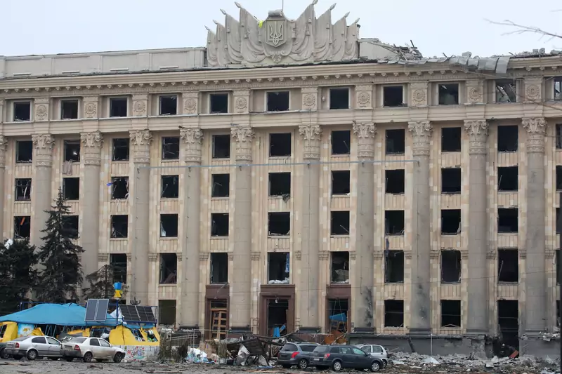 Budynek Charkowskiej Obwodowej Administracji Państwowej uszkodzony podczas ostrzału