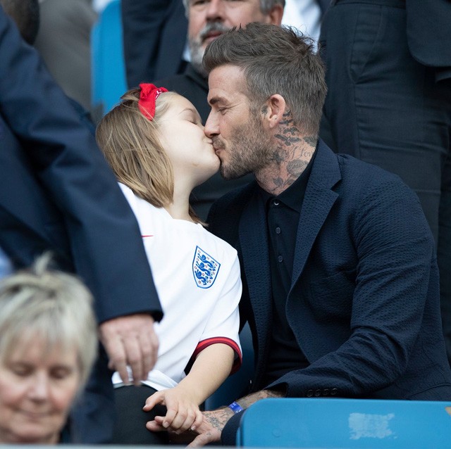 David Beckham és Harper pusziszkodása