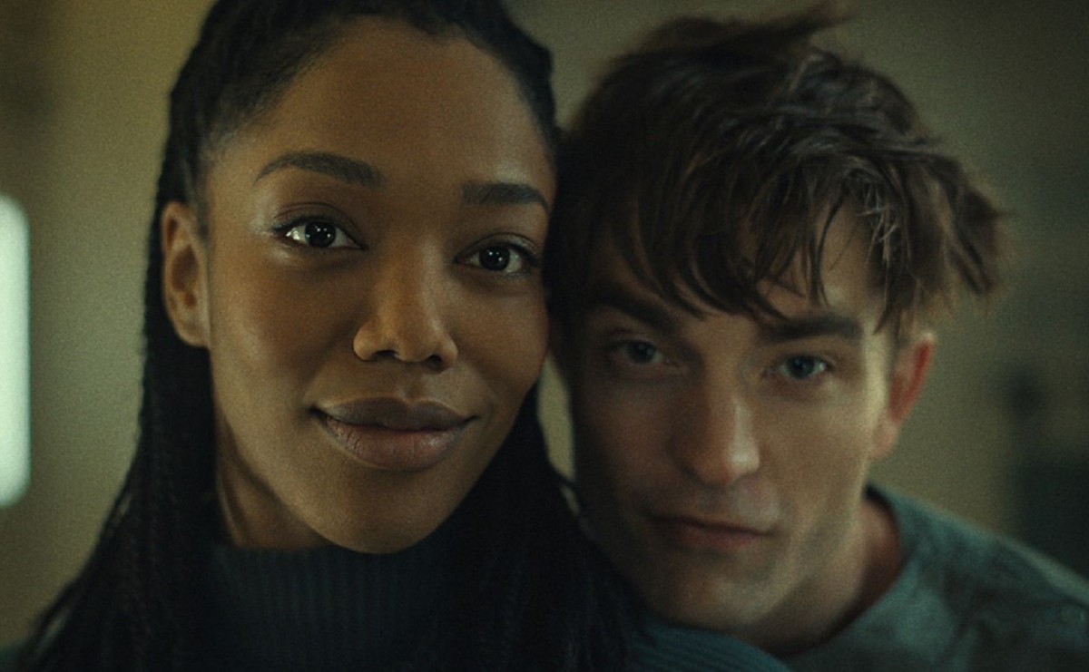 Naomi Ackie i Robert Pattinson w filmie "Mickey 17"